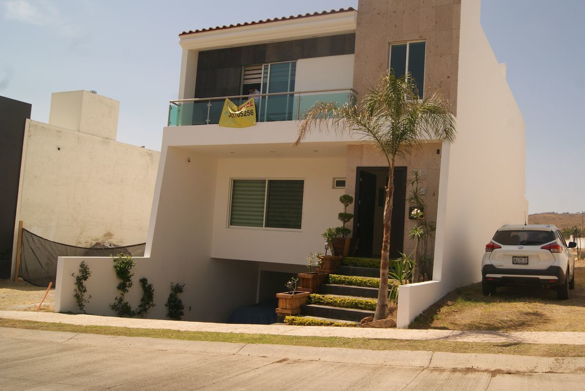 FABULOSA CASA A UN COSTADO DE LA PLAZA 