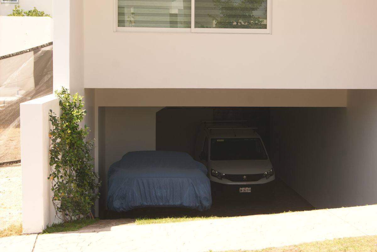 CASA A UN COSTADO DE LA PLAZA OUTLET