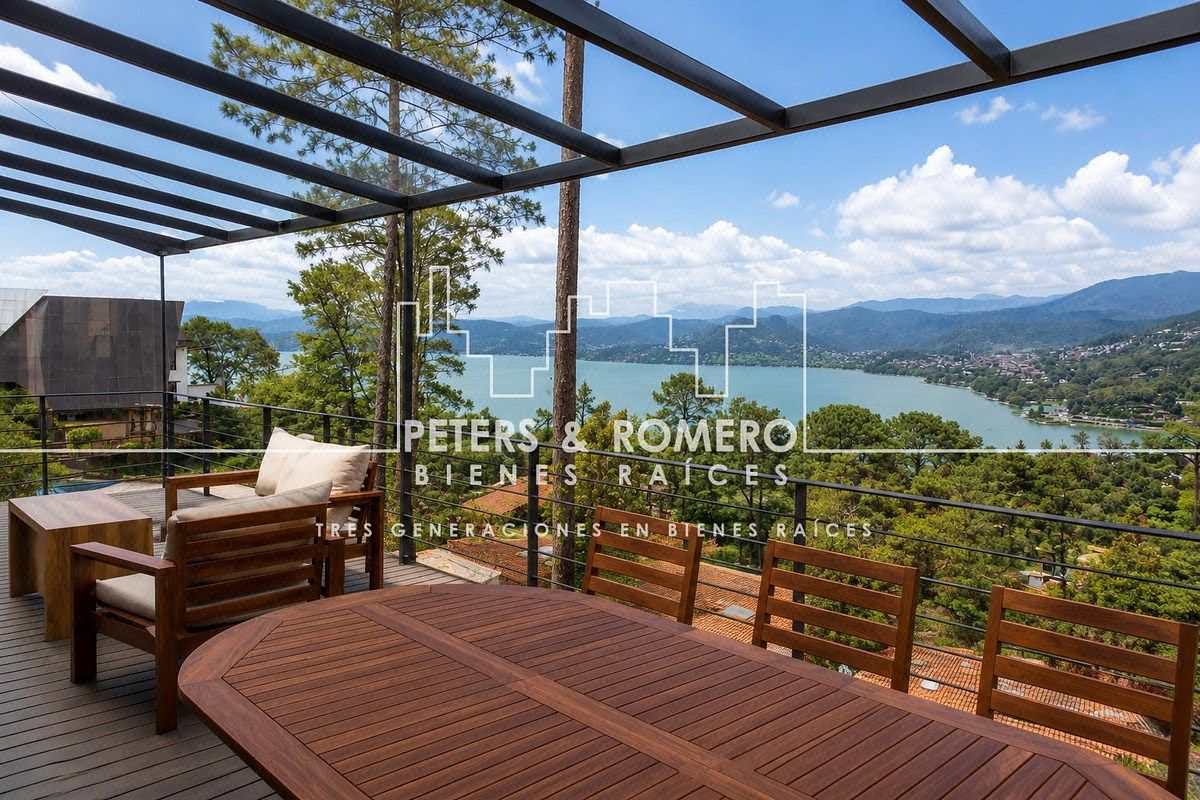 Casa con Vista al Lago en Venta en Valle de Bravo
