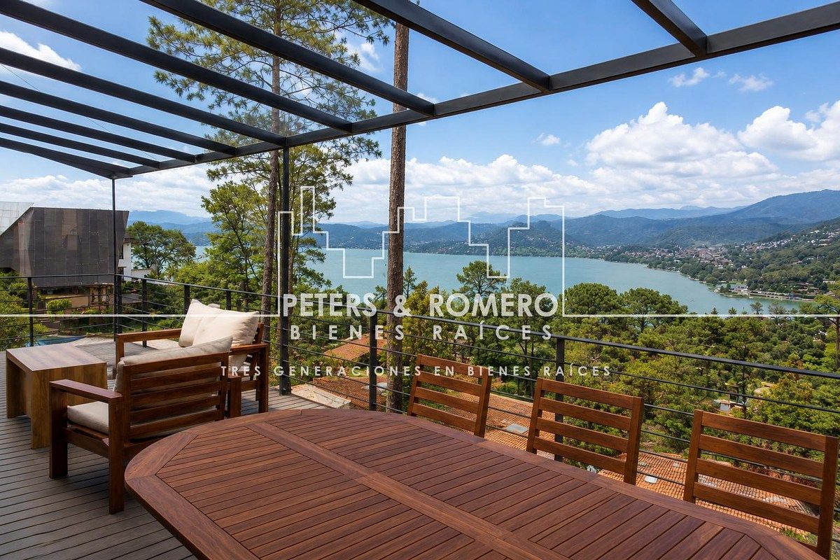 House with Lake View for Sale in Valle de Bravo, photo 1 of 21