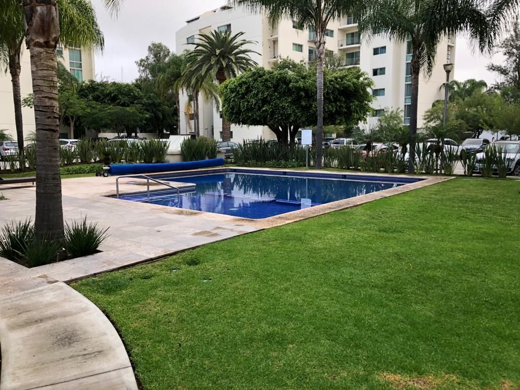 2 of 28: Alberca climatizada