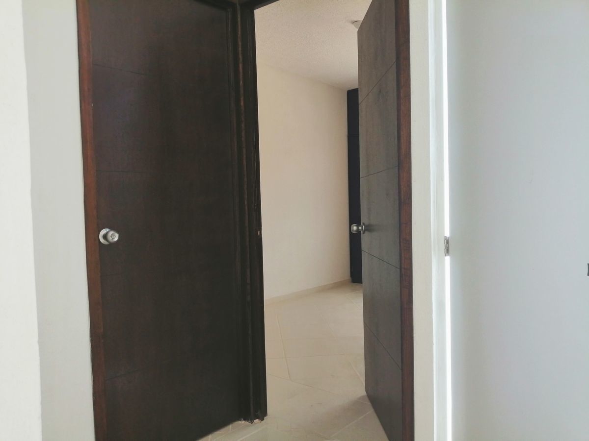 5 de 10: recamara con aire acondicionado, ventilador de techo y cama 
