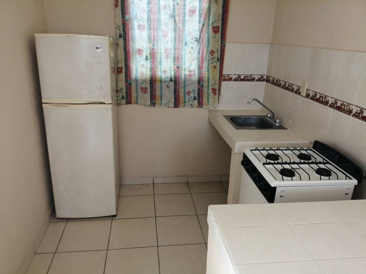 4 de 10: Cocina con refrigerador y estufa 