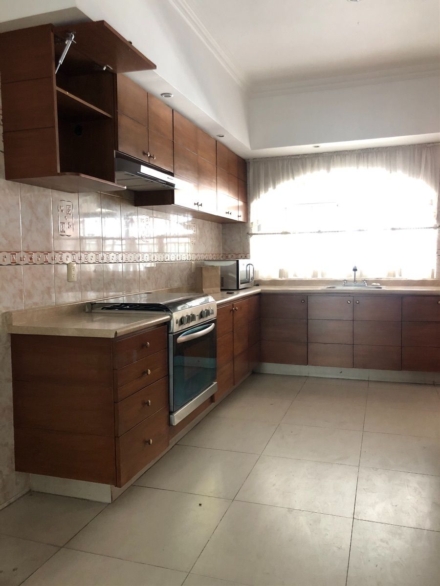 8 de 27: amplia cocina 
