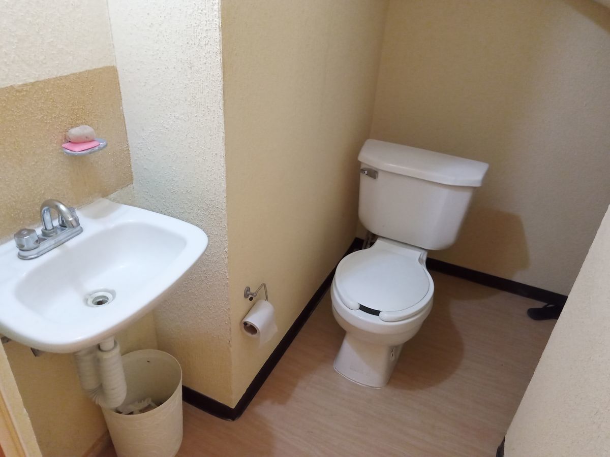 8 de 23: MEDIO BAÑO P.B.