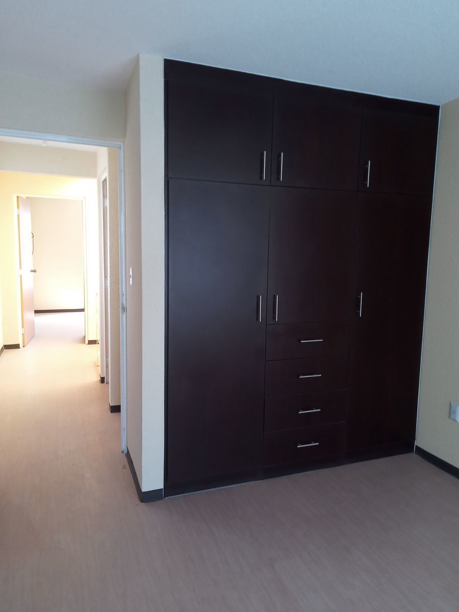 20 de 23: CLOSET DE LUJO EN RECAMARA PRINCIPAL