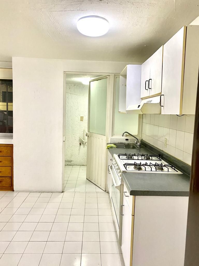 Vista de la cocina hacia el cuarto de lavado., foto 17 de 32