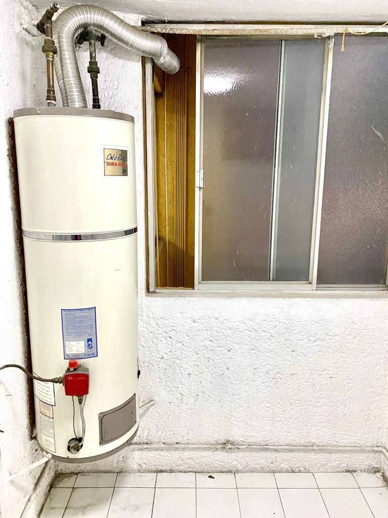 Calentador de agua en cuarto de lavado., foto 20 de 32