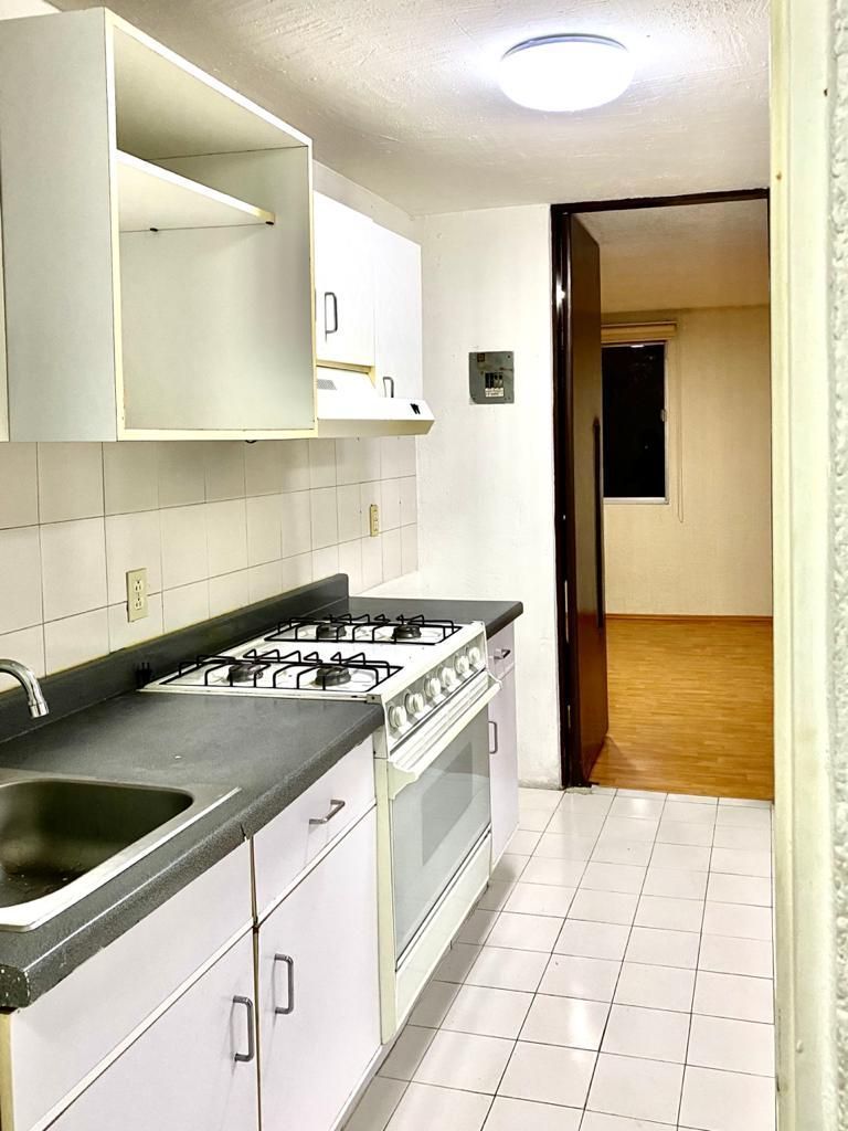 Salida de la cocina hacia sala-comedor., foto 21 de 32