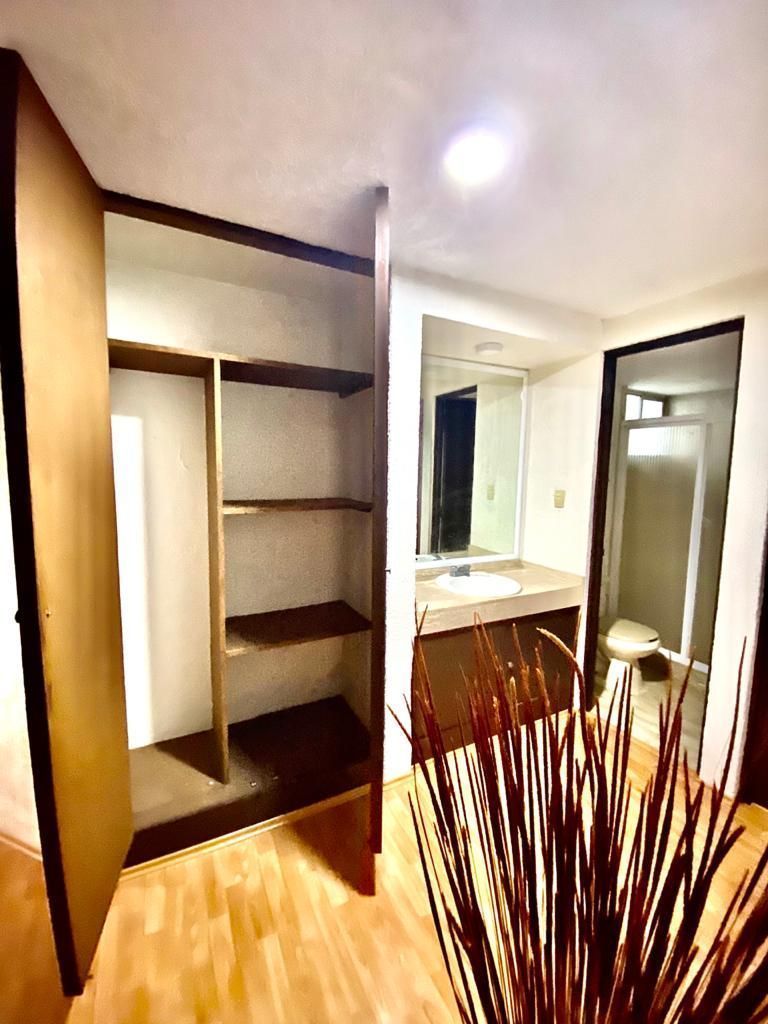 Amplio closet de blancos., foto 24 de 32