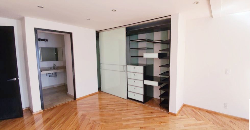 13 de 13: Baño completo en recamara principal.