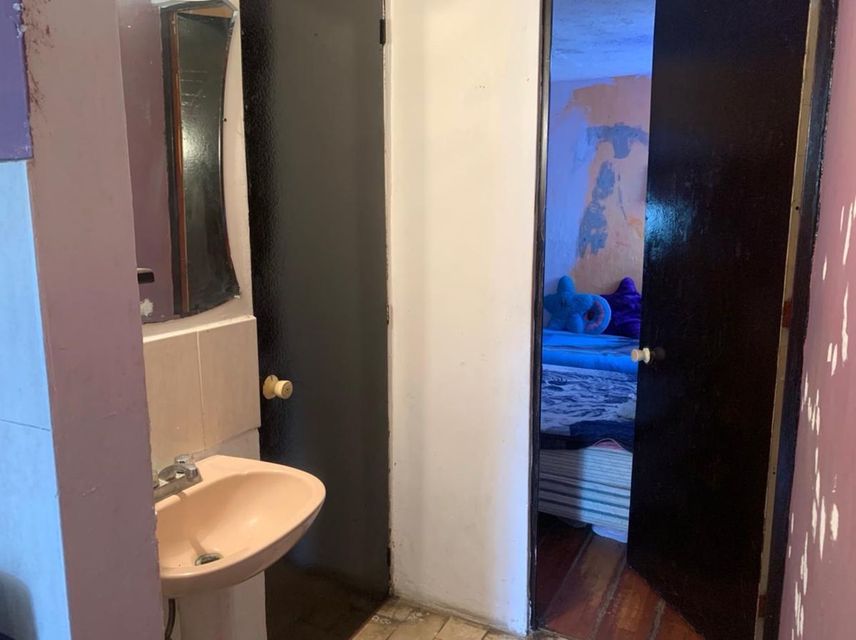 5 de 11: entrada al baño y habitación principal 