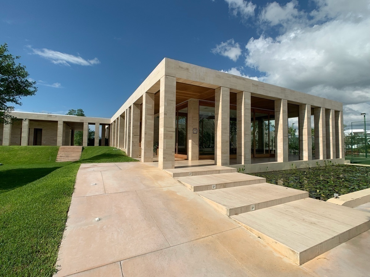 12 de 43: Acceso Casa Club