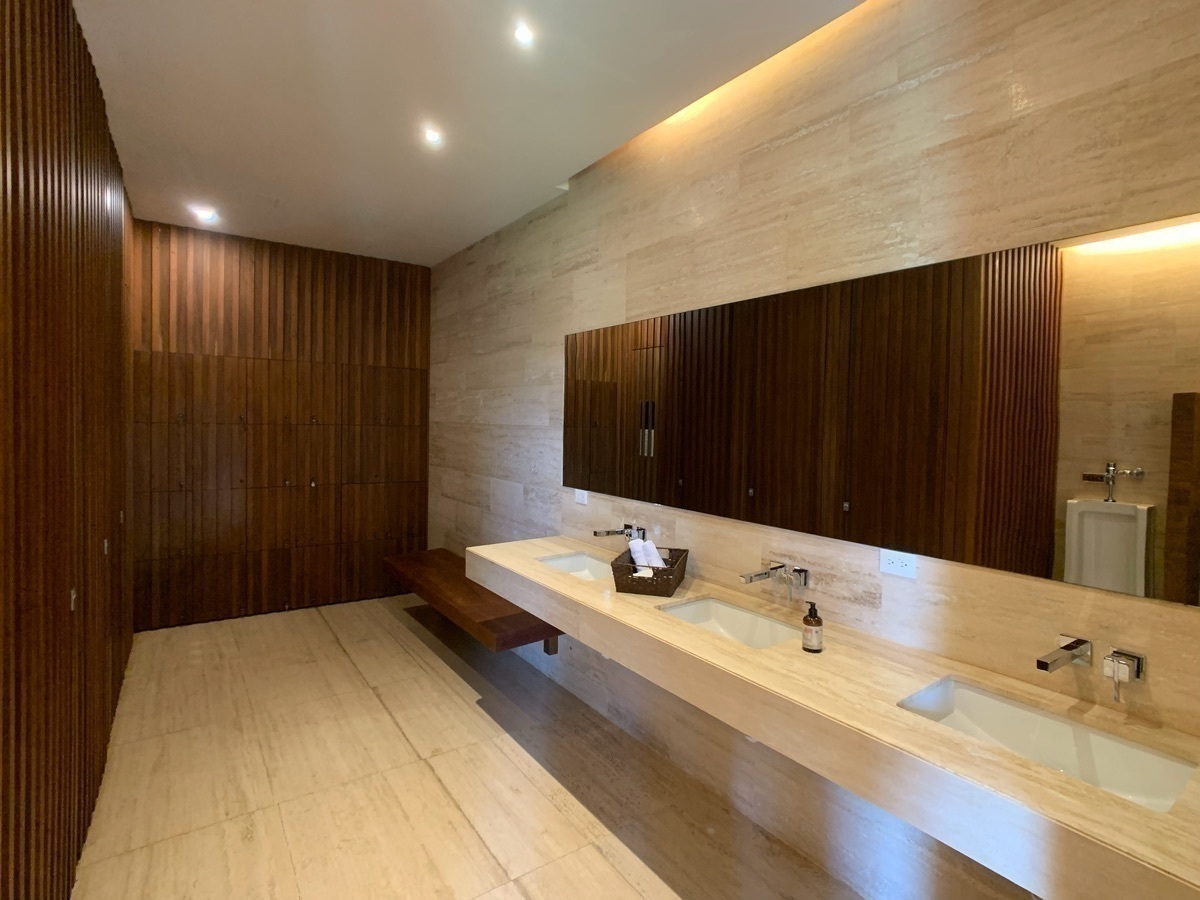 28 de 43: Baños Casa Club con Sauna