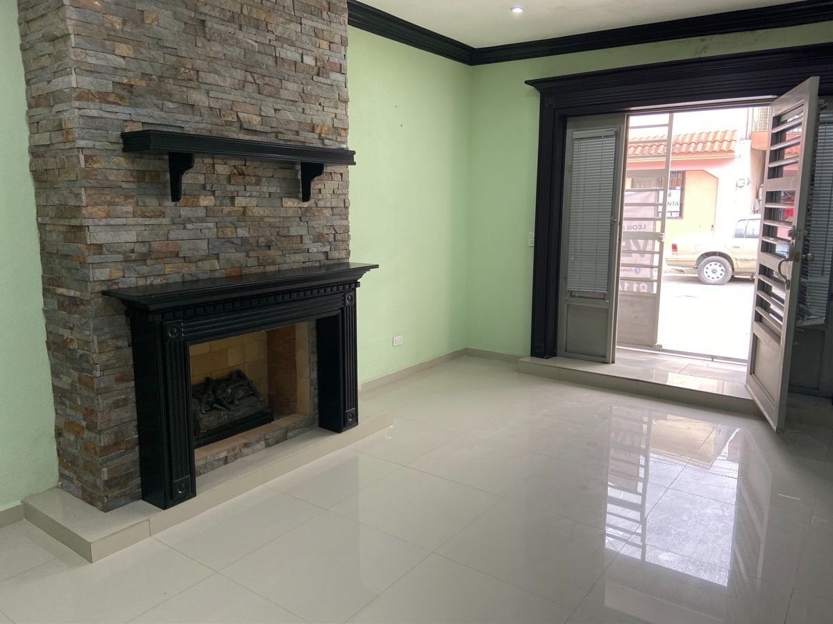 3 de 35: SALA CON CHIMENEA Y MINISPLIT