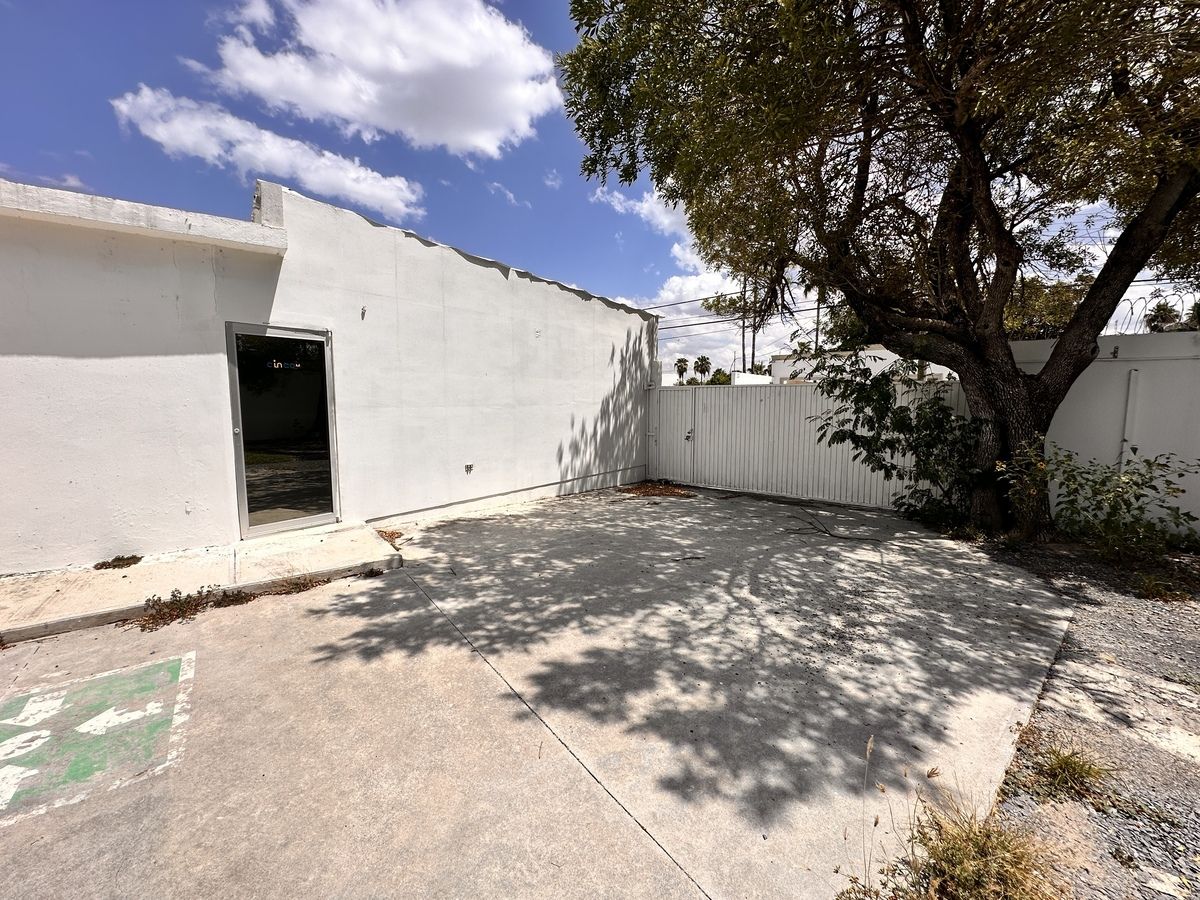 5 de 35: Portón con acceso a patio con espacio para estacionamiento