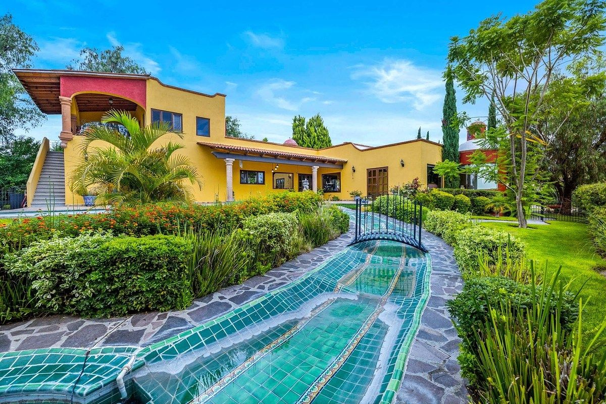 Casa con casita en San Miguel de Allende – Alberca, Paneles Solares y Casa Club, foto 1 de 21