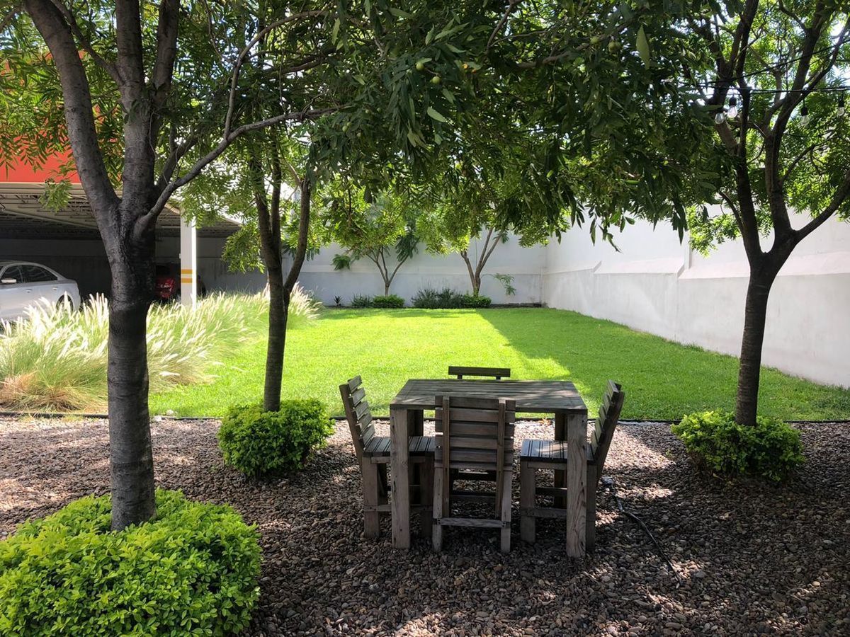 4 de 21: Jardín común