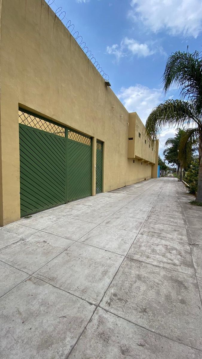 1 de 13: Entrada principal, vista desde la calle.