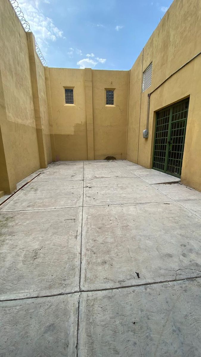 2 de 13: Estacionamiento o patio interior.