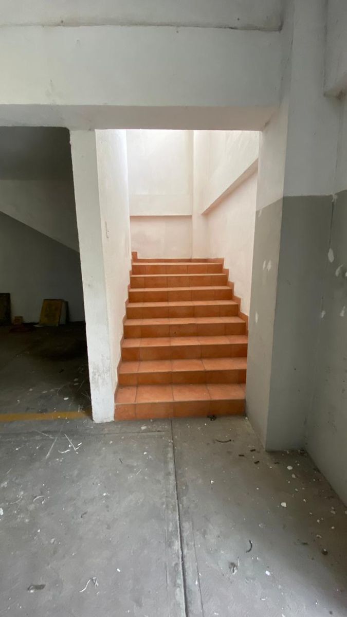 10 de 13: Vista de escaleras hacia las oficinas.
