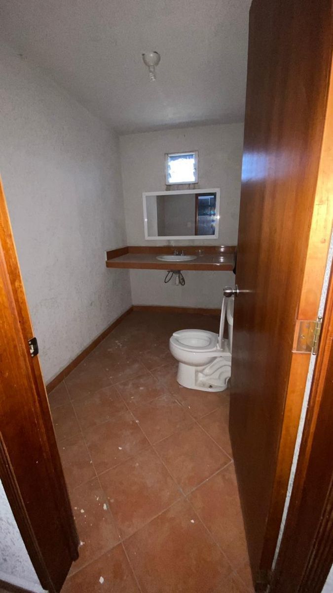 13 de 13: Baño del área de oficinas.