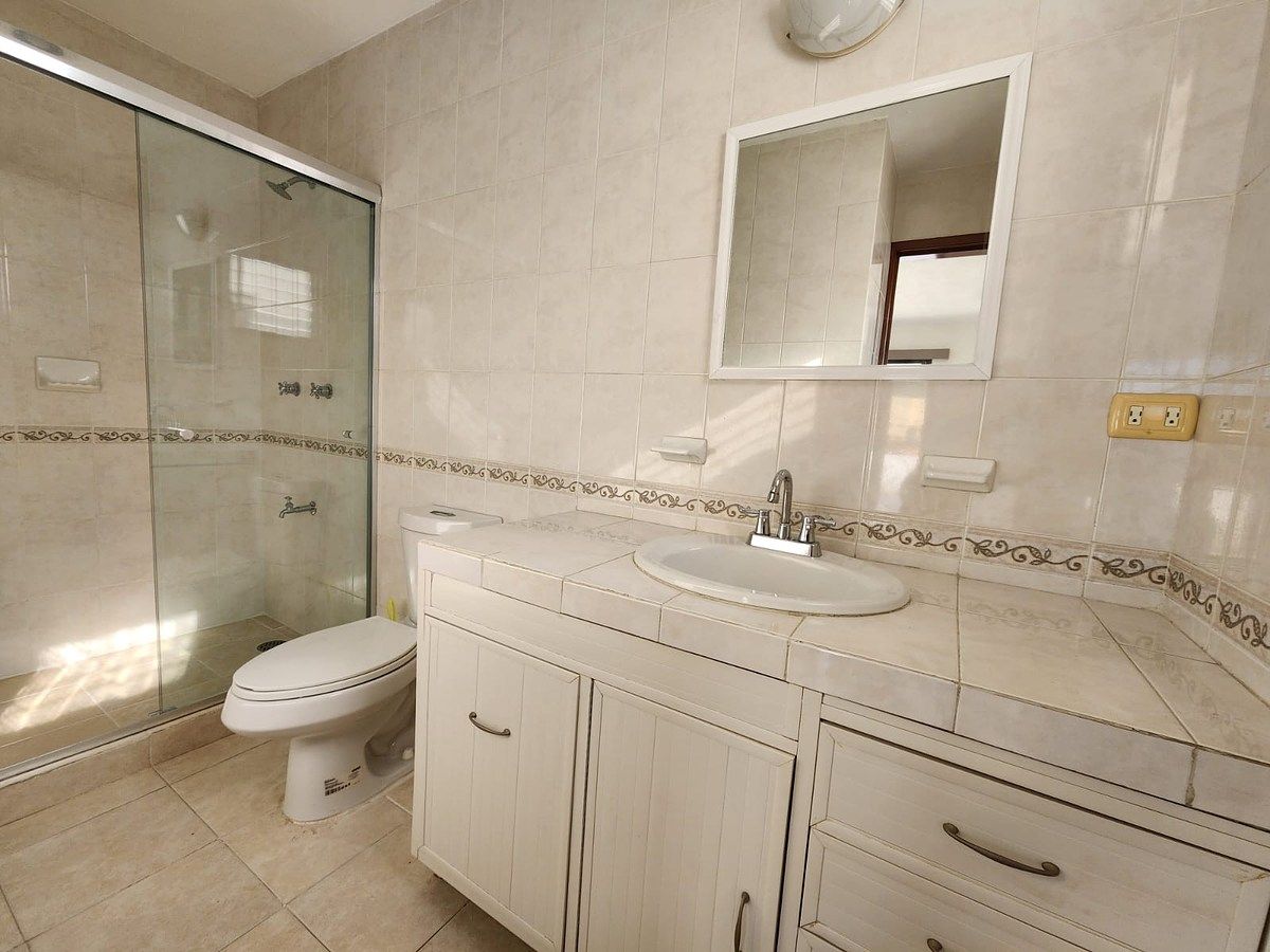 13 de 21: Baño Tercera Recámara