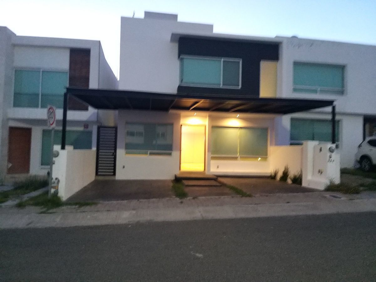 CASA EN RENTA EN FRACCIONAMIENTO REFUGIO, QUERÉTARO