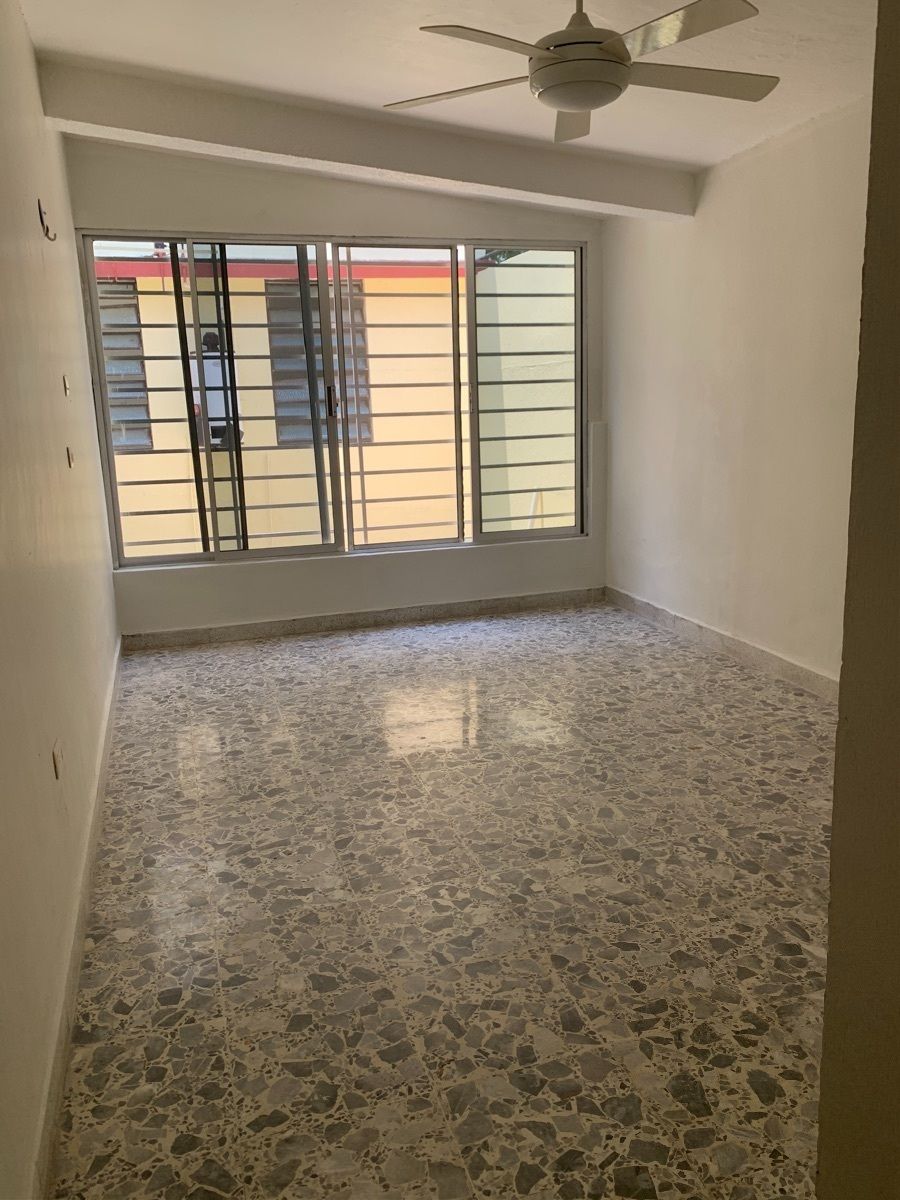 8 de 10: HABITACIÓN PRINCIPAL CON BAÑO COMPLETO
CLOSETS