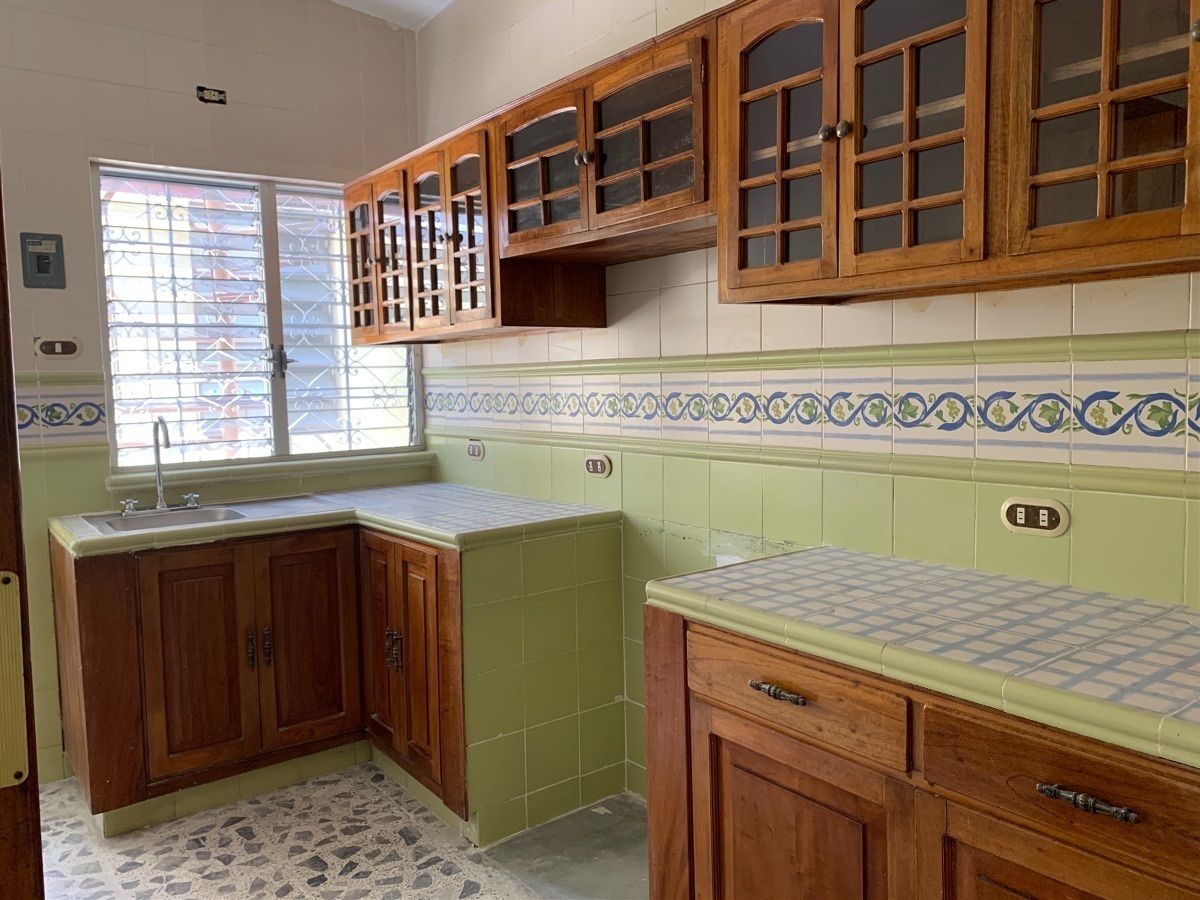 3 de 10: COCINA CON ÁREA PARA DESAYUNADOR AMPLIO