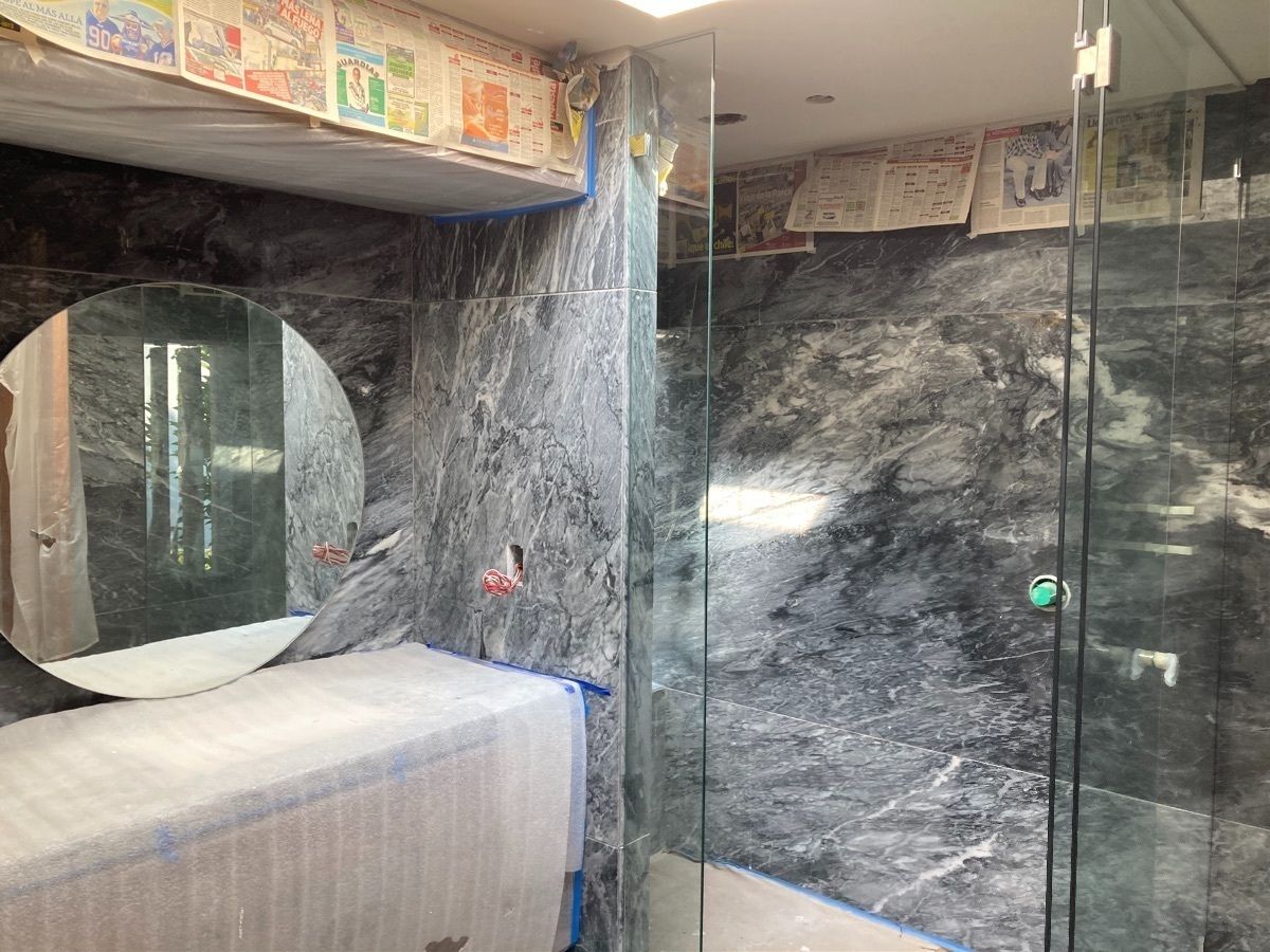 9 de 12: Baños con mármol 
