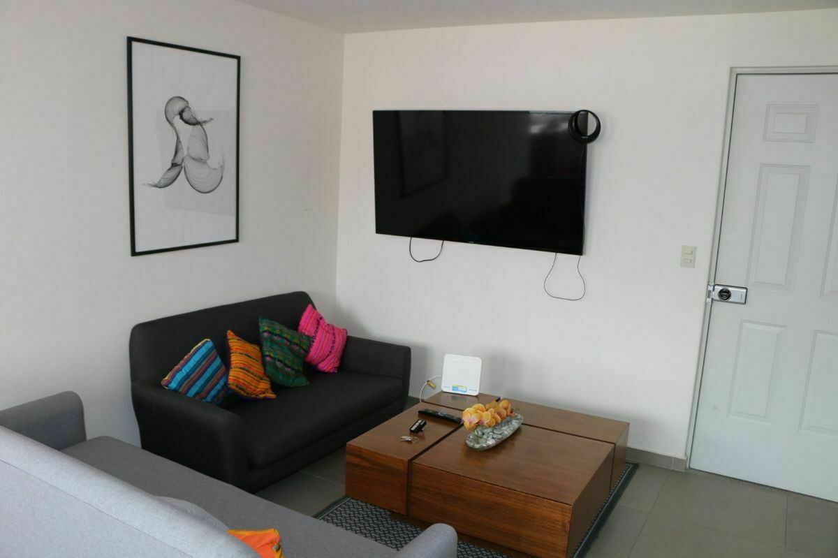 Sala y puerta de entrada., foto 3 de 15