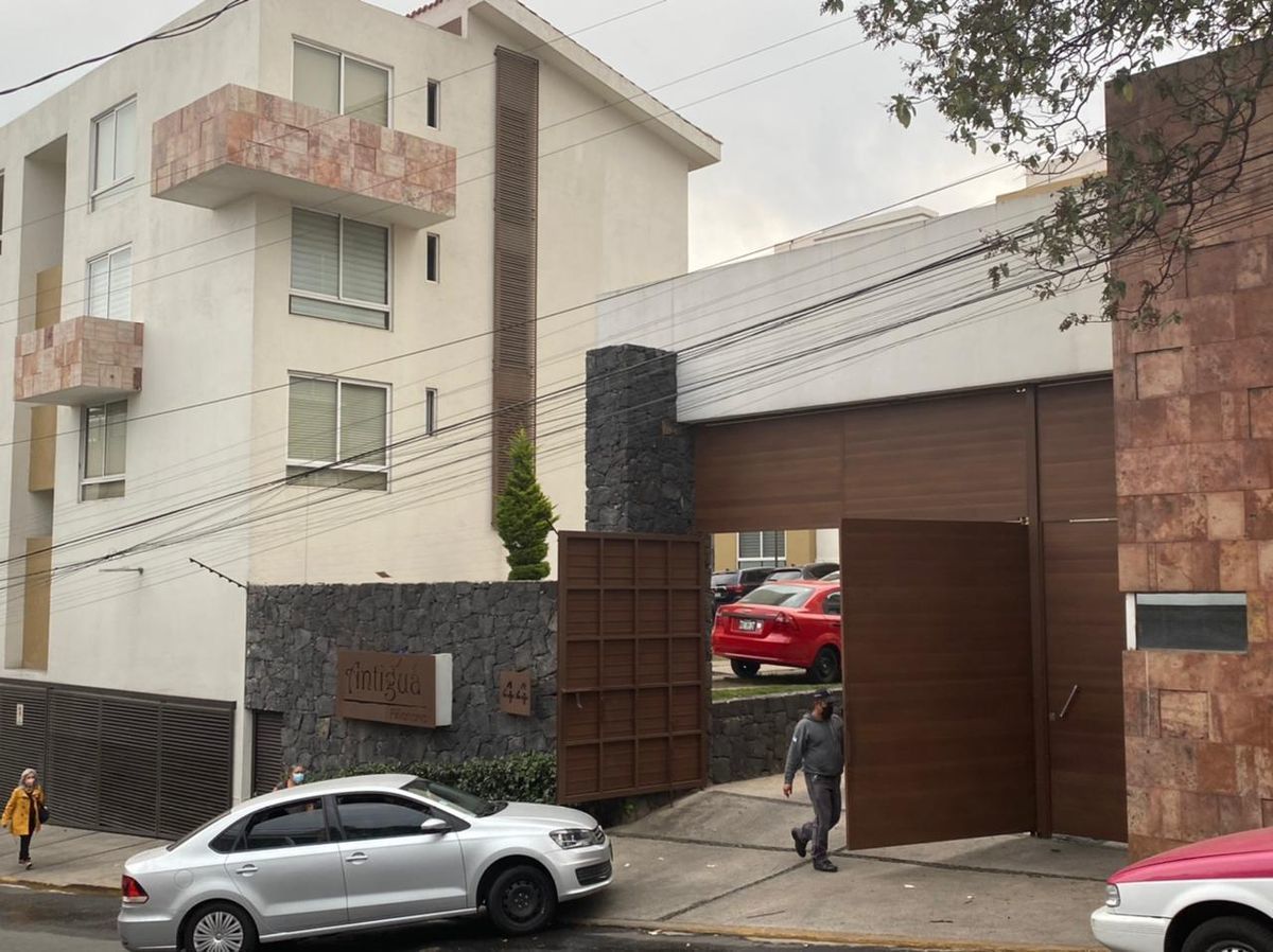 5 de 27: Entrada principal del edificio,