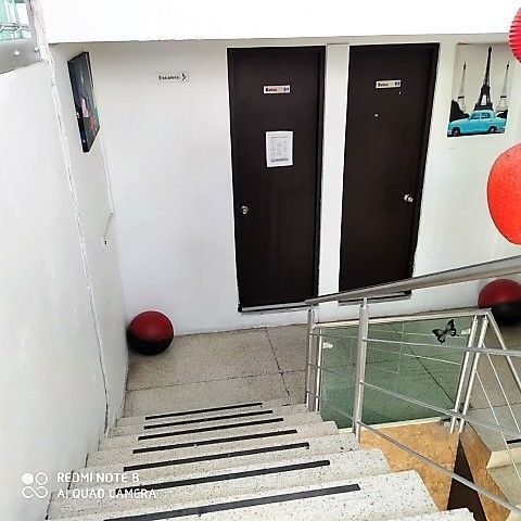 4 of 9: Escaleras para subir a la oficina, medio baño