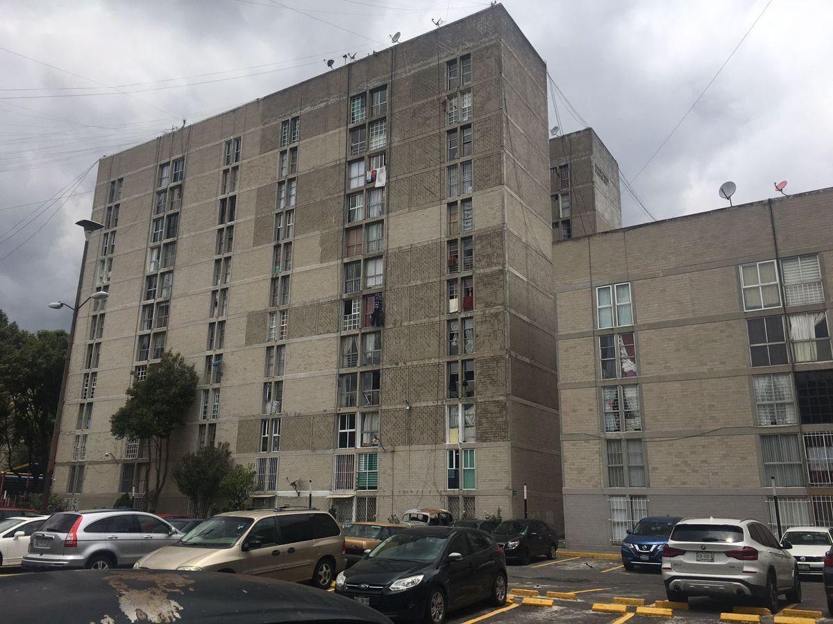 2 de 24: Edificio del lado izquierdo