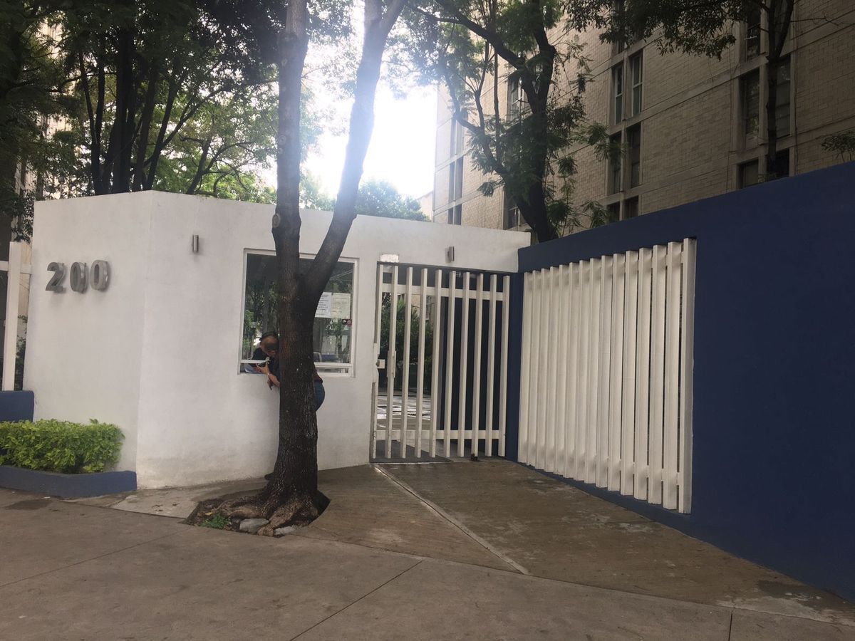 1 de 24: Acceso peatonal al condominio