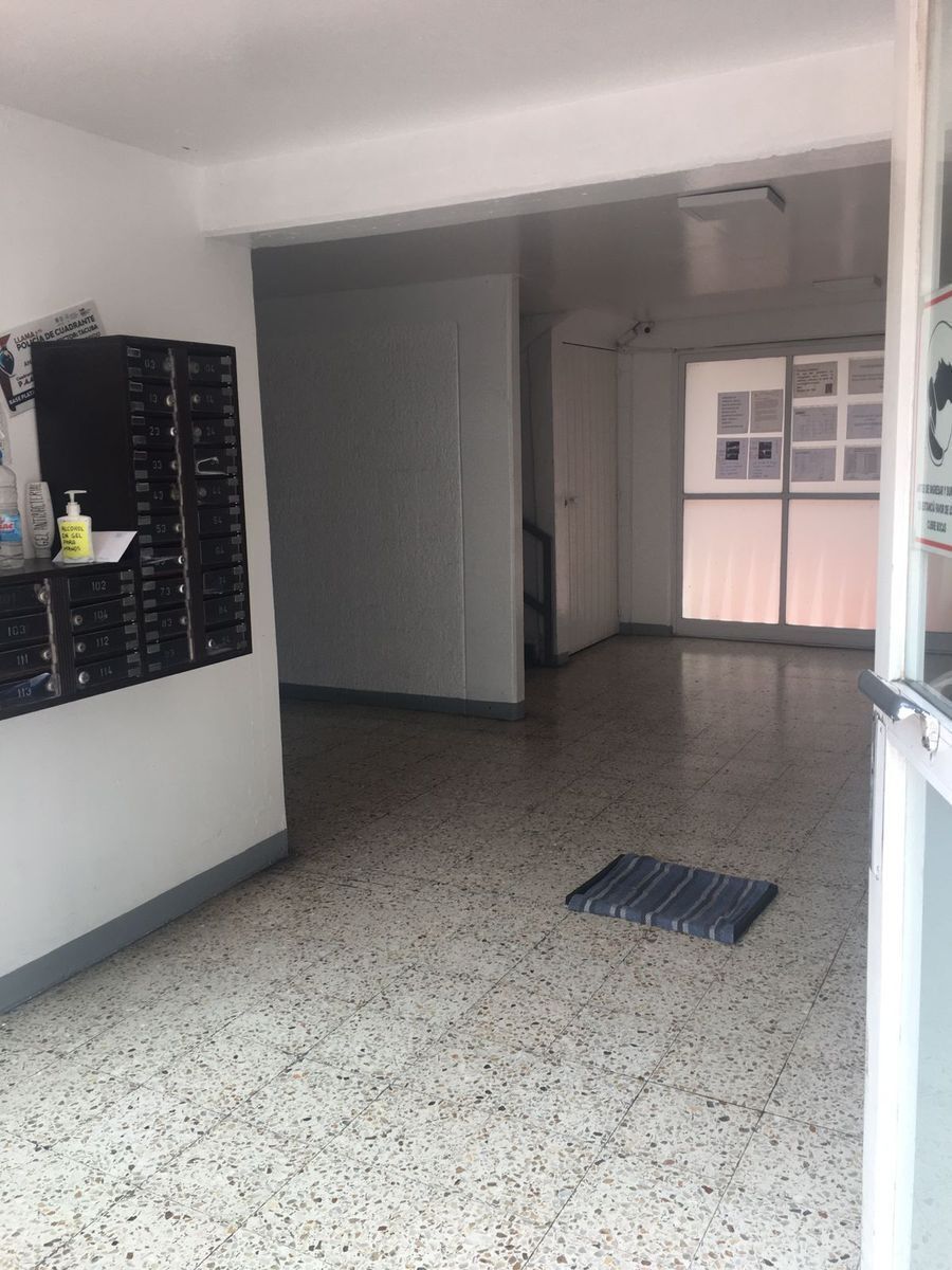 4 de 24: Recibidor del edificio con buzón de correo por departamento