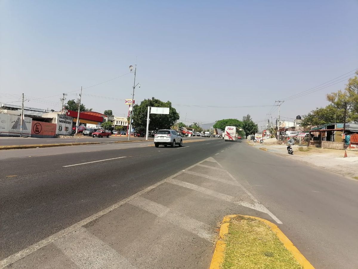 3 de 5: frente a carreteras principales como Cuernavaca - Cuautla