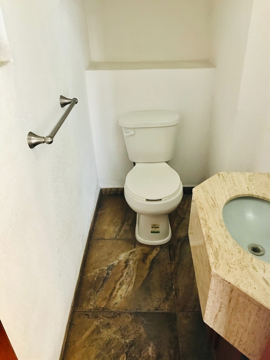 5 of 15: Medio baño.