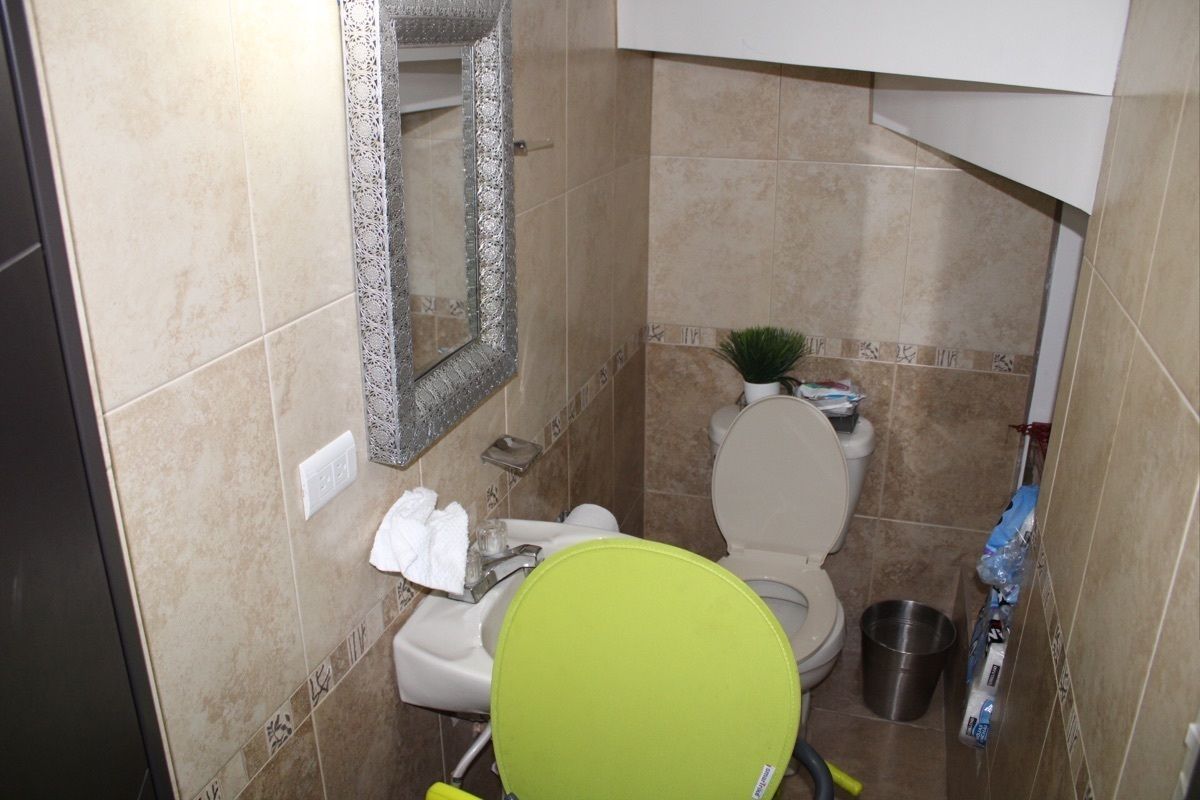 17 de 25: Medio baño planta baja.