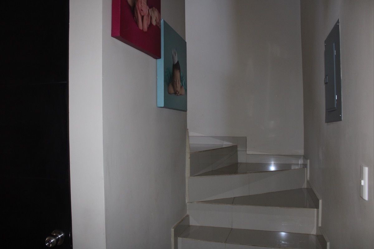 21 de 25: Escaleras al segundo piso.
