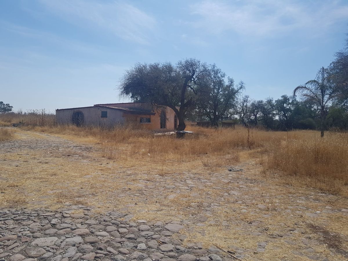 TERRENO EN VENTA EN EZEQUIEL MONTES , CON FINCA, VISTA A LA PEÑA DE BERNAL.