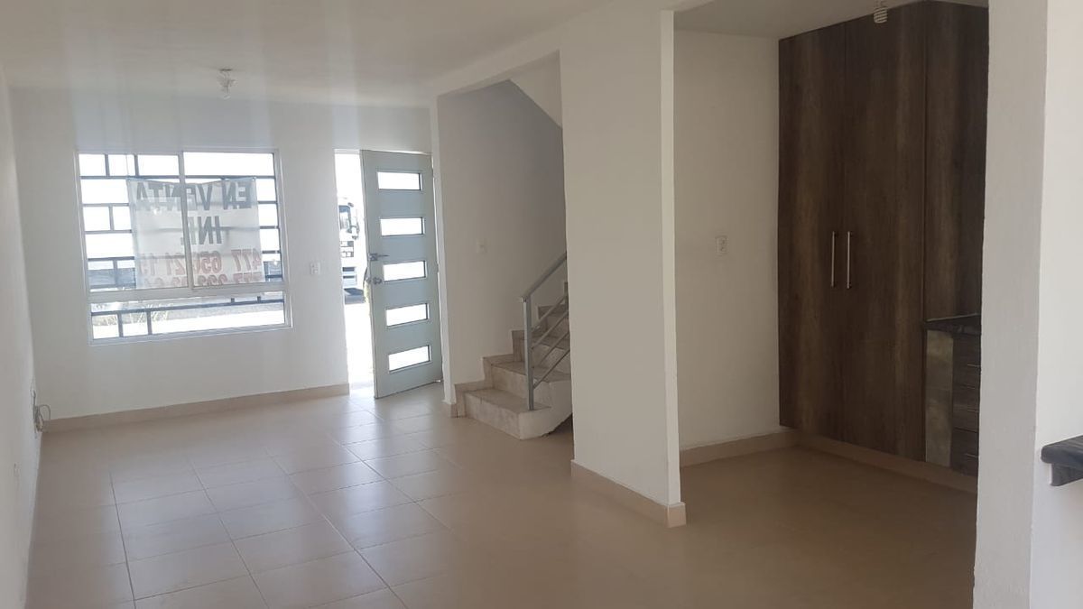 2 de 13: Entrada, medio baño y sala