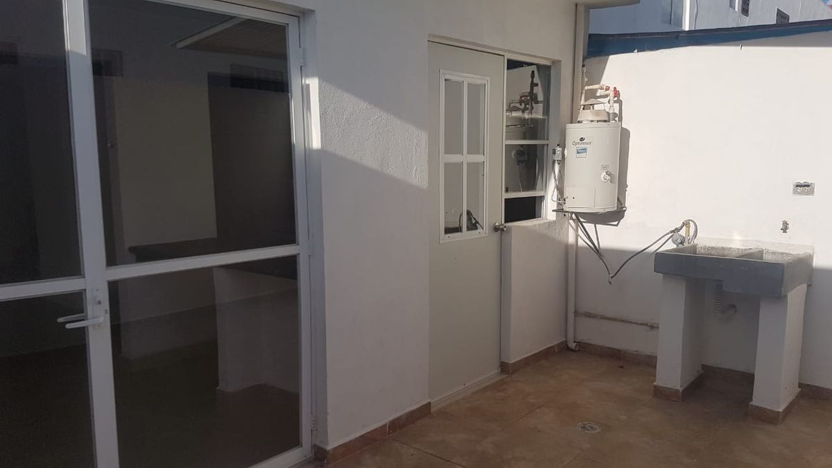 4 de 13: Patio de Servicio