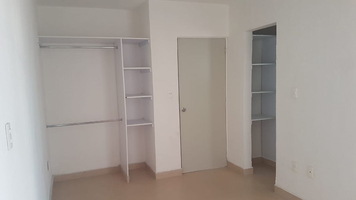5 de 13: Rec. Principal con closet abierto, vestidor y baño