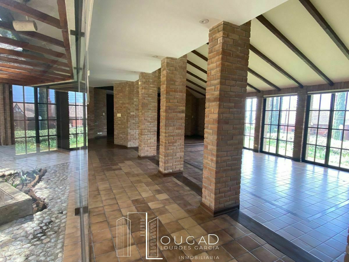 8 de 29: SALA Y PASILLO AL JARDÍN