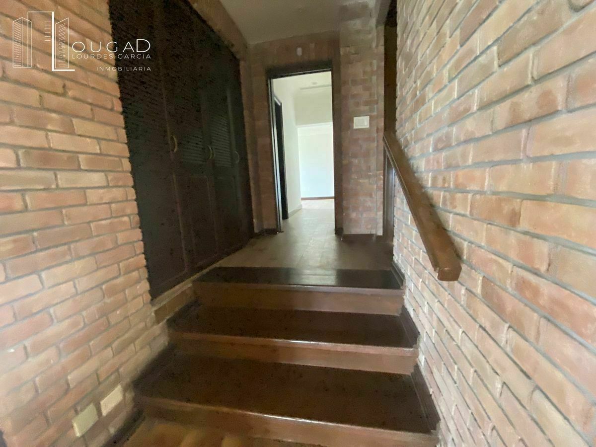 13 de 29: UNICOS ESCALONES CON ACCESO A RECAMARAS