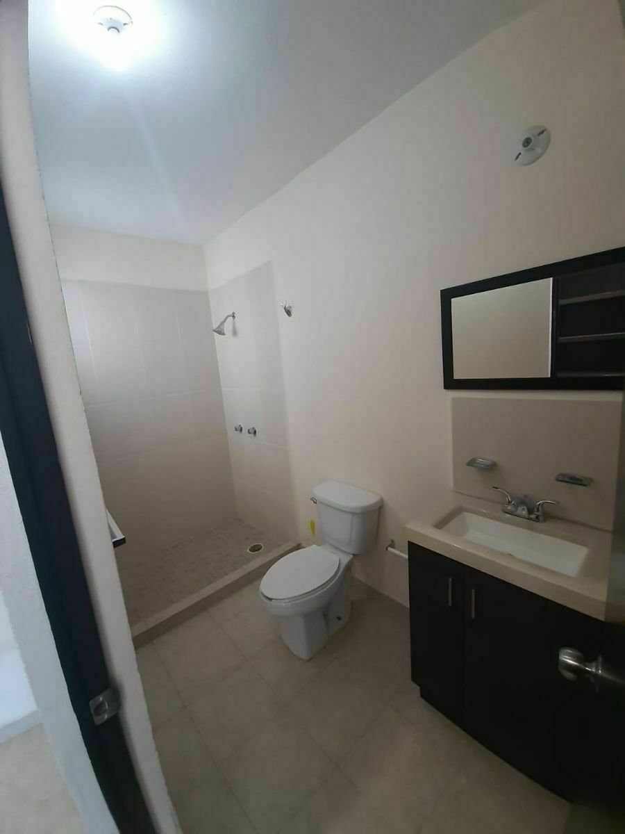 10 de 28: Recámara principal  baño completo