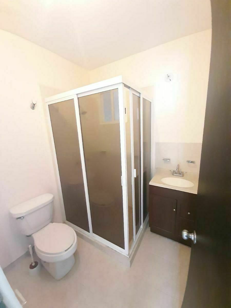 15 de 28: Baño para visitas y recámaras secundarias
