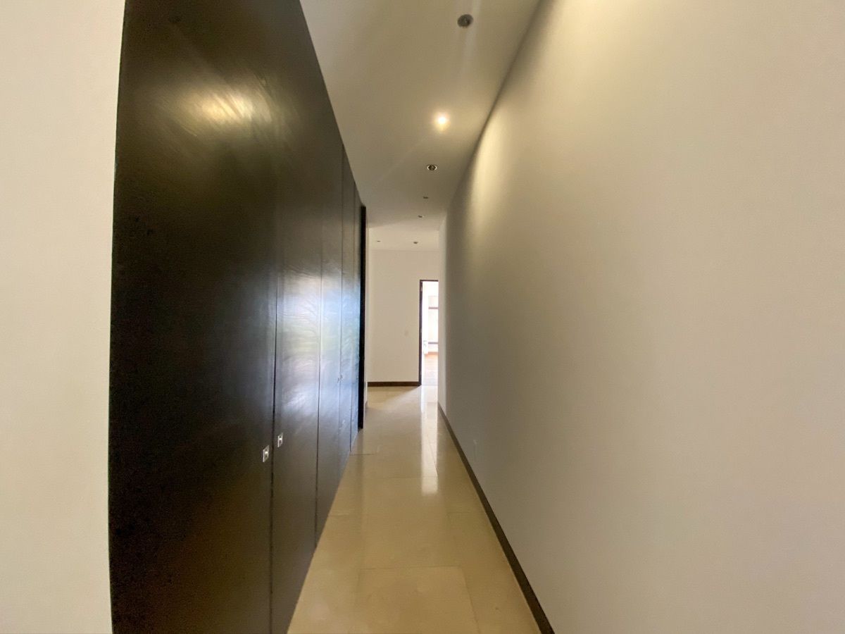 Pasillo y closet de blancos., foto 17 de 38